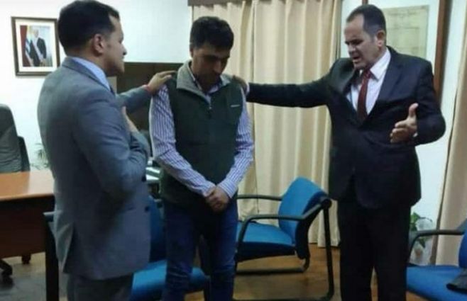 Lima recibiendo la bendición del pastor Valdir