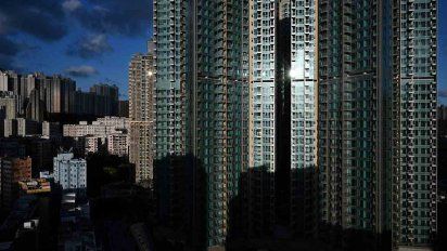 La fachada del rascacielo en Hong Kong que se sortea en una rifa para promover la vacunación