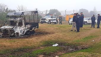 La camioneta incendiada donde fue hallado el hombre de 27 años. 