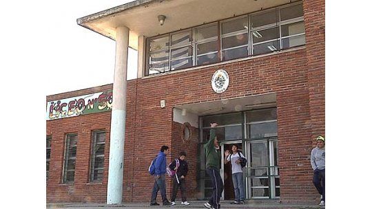 Hay liceos con 80% de docentes para dar clase, pero sin alumnos