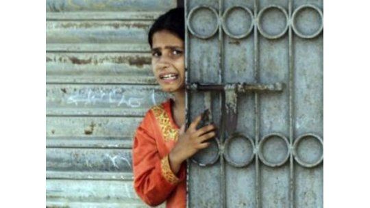 En Pakistán, padres de una niña la atacan con ácido por honor