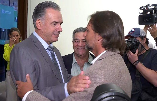 Foto: Subrayado. Encuentro entre Luis Lacalle Pou y Yamandú Orsi.