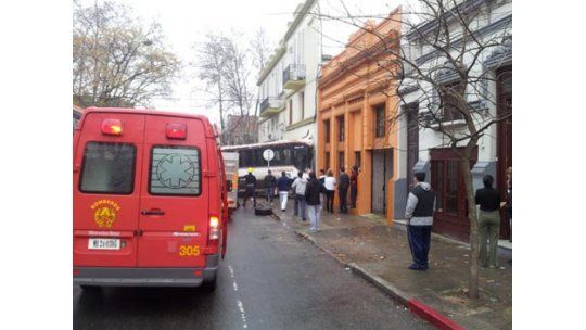 Ómnibus de Copsa chocó contra un depósito en Tres Cruces