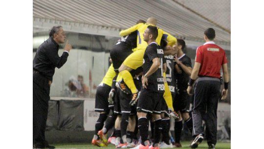 Corinthians deja en dificultades al último campeón