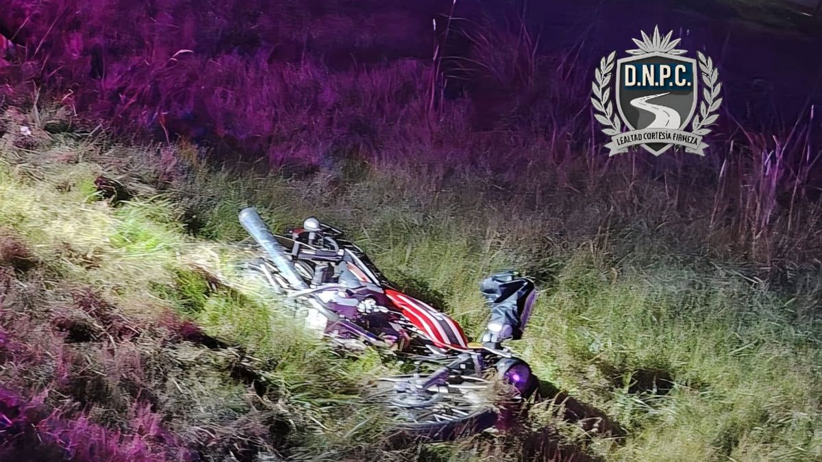Siniestro fatal: una mujer y un hombre viajaban en una moto cuando reventó un neumático y cayeron al pavimento