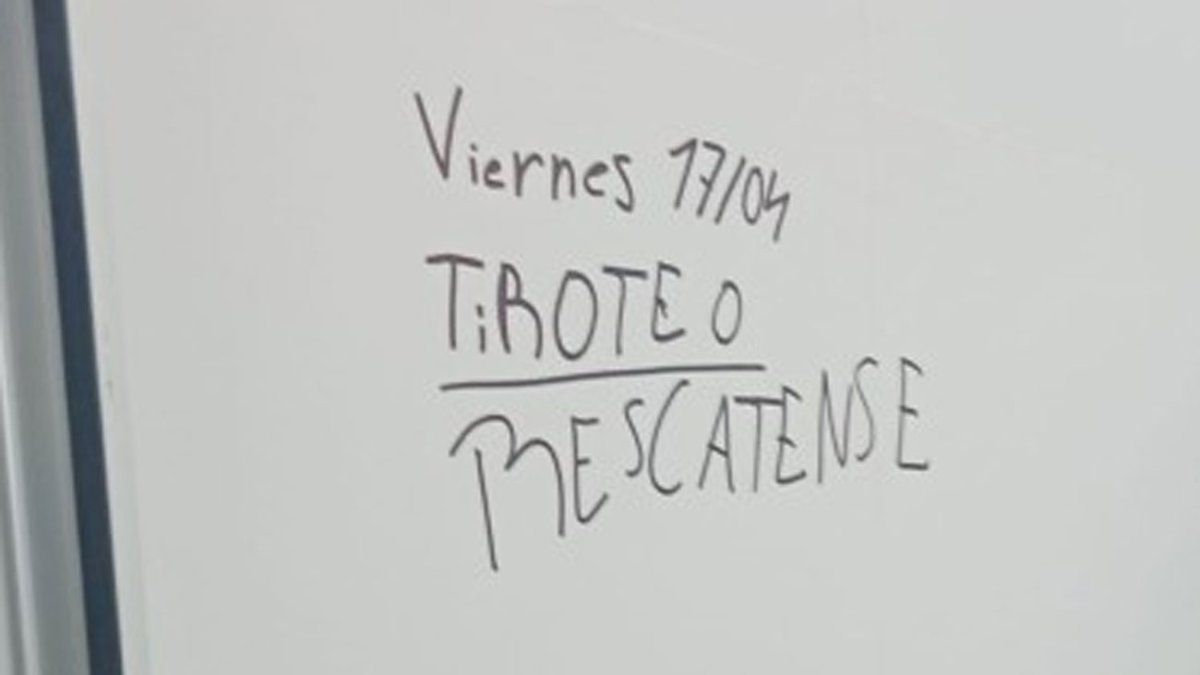 Ubican en Maldonado a dos adolescentes que hicieron pintadas en baños de liceos con amenazas de tiroteos