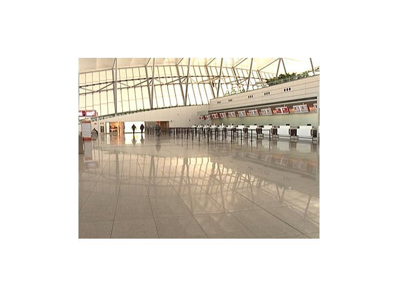Vuelos en el aeropuerto se redujeron a la mitad