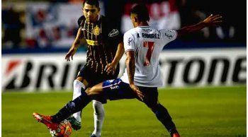rosario central vencio 2 a 0 a nacional, y se quedo con la punta del grupo 2