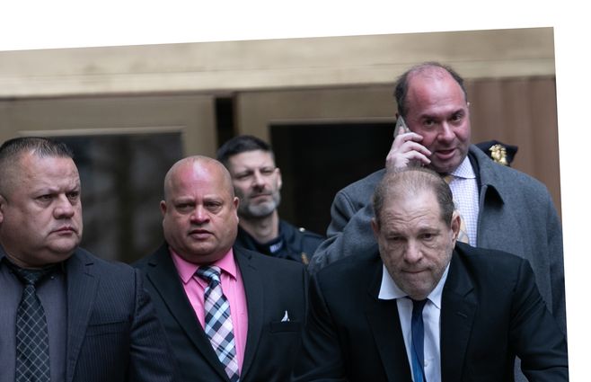 Harvey Weinstein luce muy deteriorado al salir del juzgado penal de Nueva York