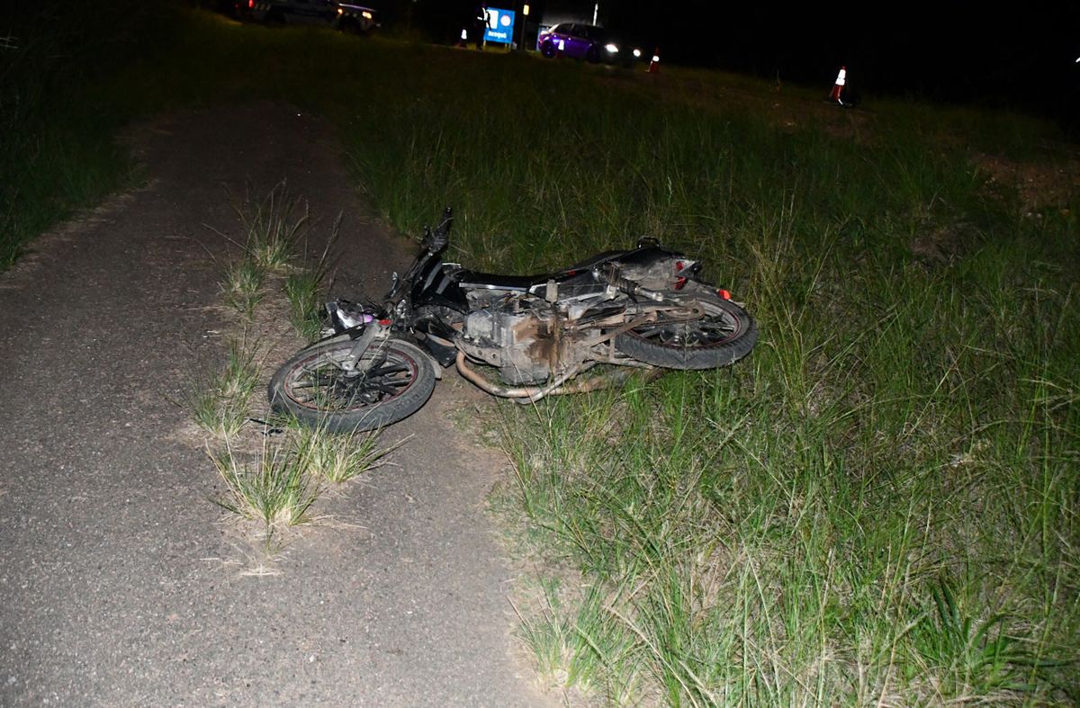 Motociclista y acompañante con lesiones graves tras chocar contra columna del alumbrado; uno está en CTI y el otro derivado al Clínicas