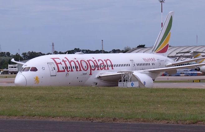 Amenaza de bomba en avión de Ethiopian en el aeropuerto de Carrasco. Foto: Subrayado.
