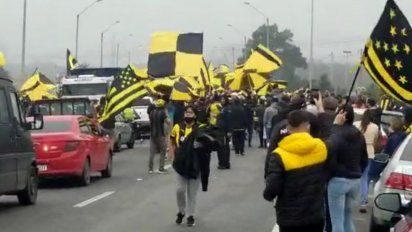 hinchas de penarol se aglomeraron en el campeon del siglo sobre la ruta 102