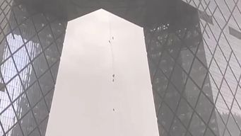 limpiaban ventanas en torre de beijing y quedaron colgando durante una tormenta