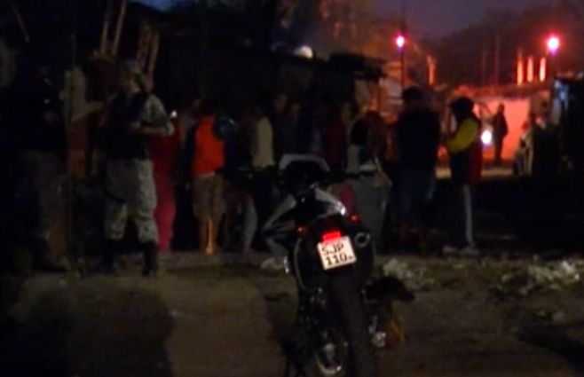 6 de enero en el barrio Maracaná. Los vecinos y la Policía en la escena del crimen. El hombre del machete ya fue abatido. Fueron once agentes contra un hombre solo. El muerto recibió diez balazos.&nbsp;