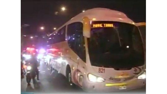 Clima tenso en Lima; atacan a huevazos a la selección celeste