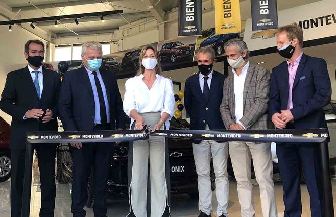 La primera dama Lorena Ponce de León junto a autoridades de Car One Uruguay, Fiancar y el arquitecto del proyecto durante la inauguración.