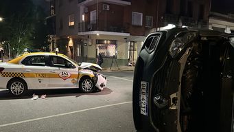 choque en el centro: camioneta se dio vuelta tras impactar contra un taxi; pasajera sufrio politraumatismos leves