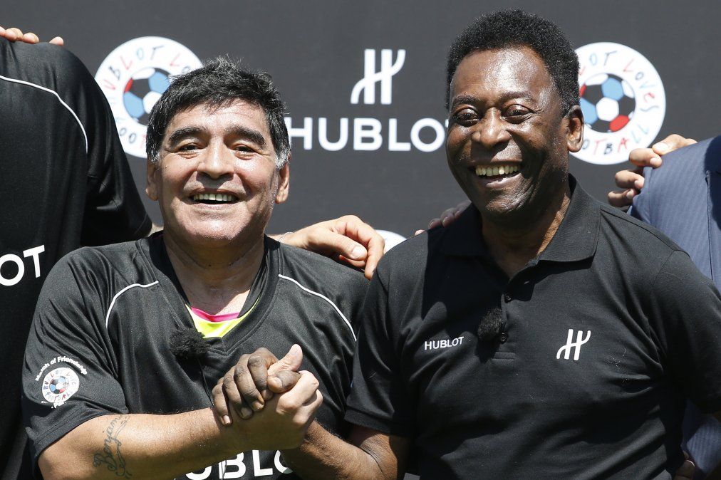 Diego Maradona y Pelé en el Jardin du Palais Royal de París el 9 de junio de 2016, en vísperas de la Eurocopa 2016 de fútbol.