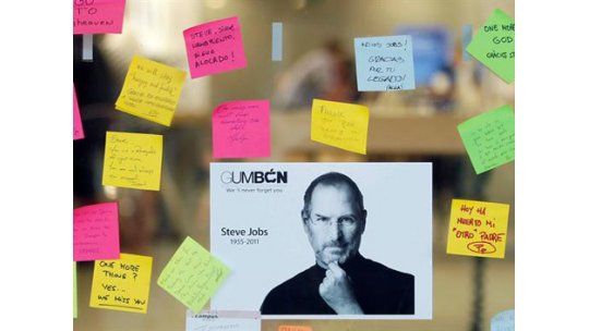 El mundo entero homenajea a Steve Jobs