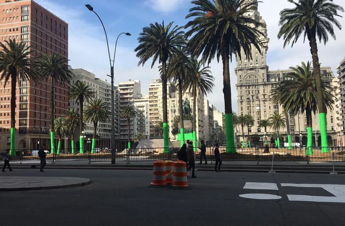 Cambios en la plaza Independencia, en 2018, con motivo del rodaje de la serie. Cambios en la plaza Independencia, en 2018, con motivo del rodaje de la serie.