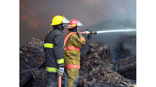 Incendio en Capurro: trabajan en remoción y enfriamiento