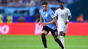 Uruguay con Federico Valverde como capitán ante Perú. Foto: AFP