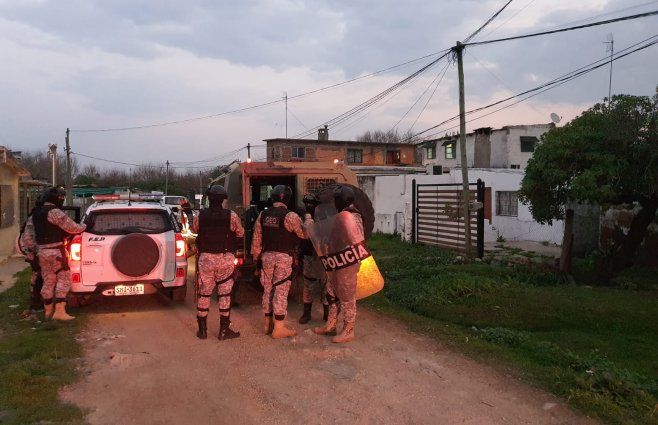 Foto de archivo. Policía en el barrio La Paloma, en la zona del Cerro de Montevideo.