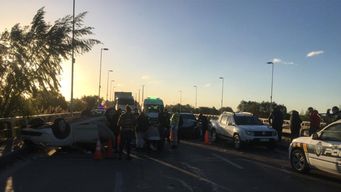 tiraron troncos a la ruta para robar autos y generaron un accidente