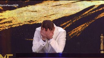 santiago del moro se llevo el martin fierro de oro y el momento fue insolito: anuncio su propio nombre