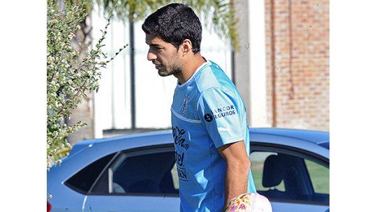 Suárez visitó el Complejo y entró caminando sin problemas