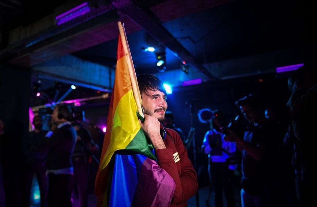 Un miembro de la comunidad LGBT se emociona en un club mientras espera por los resultados del referendum sobre el matrimonio gay en Bucarest, Rumania.&nbsp;