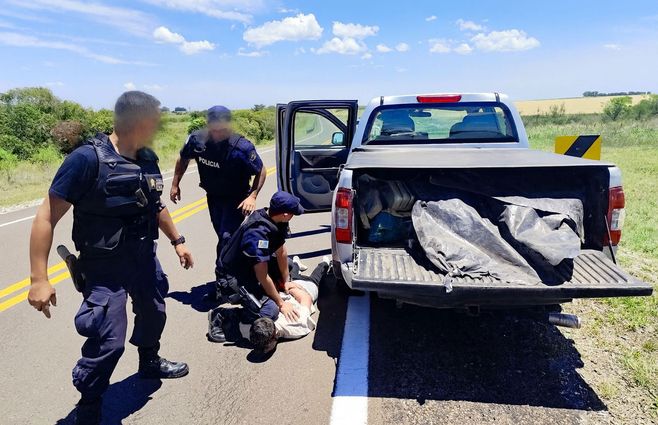 Pasta base incautada por la Policía en Paysandú y uno de los detenidos. Foto: Ministerio del Interior.