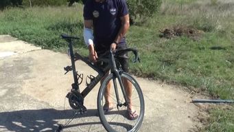caballo destrozo bicicleta de deportista profesional que entrenaba para la vuelta ciclista
