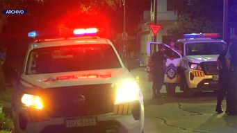 hombre apunalo en la mano a su expareja y se llevo a su hijo de dos anos; el nino esta bien y el hombre profugo