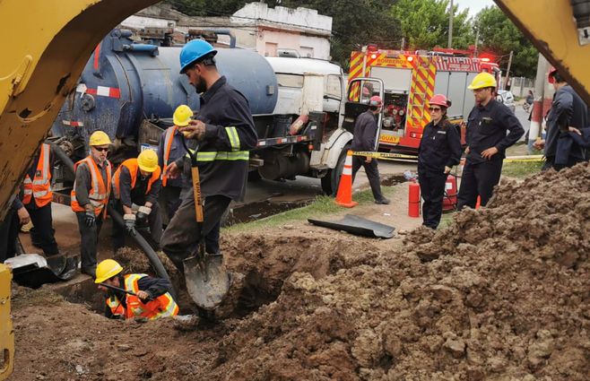 Personal de Bomberos y Ancap trabajan en reparar el oleoducto. Foto: Miguel Chagas. 