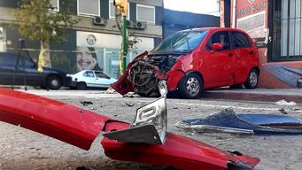 un auto y un movil policial chocaron en cordon: el patrullero trasladaba a dos detenidos