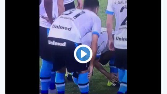 Douglas orina en pleno partido