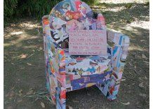 Clasificadores hacen sillas de cartón; se usarán para ver cine
