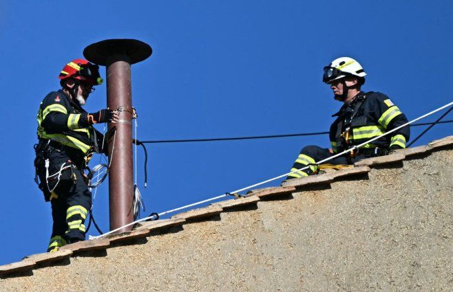 ¿Humo negro o humo blanco? La famosa chimenea del Vaticano fue instalada este viernes. Foto: AFP