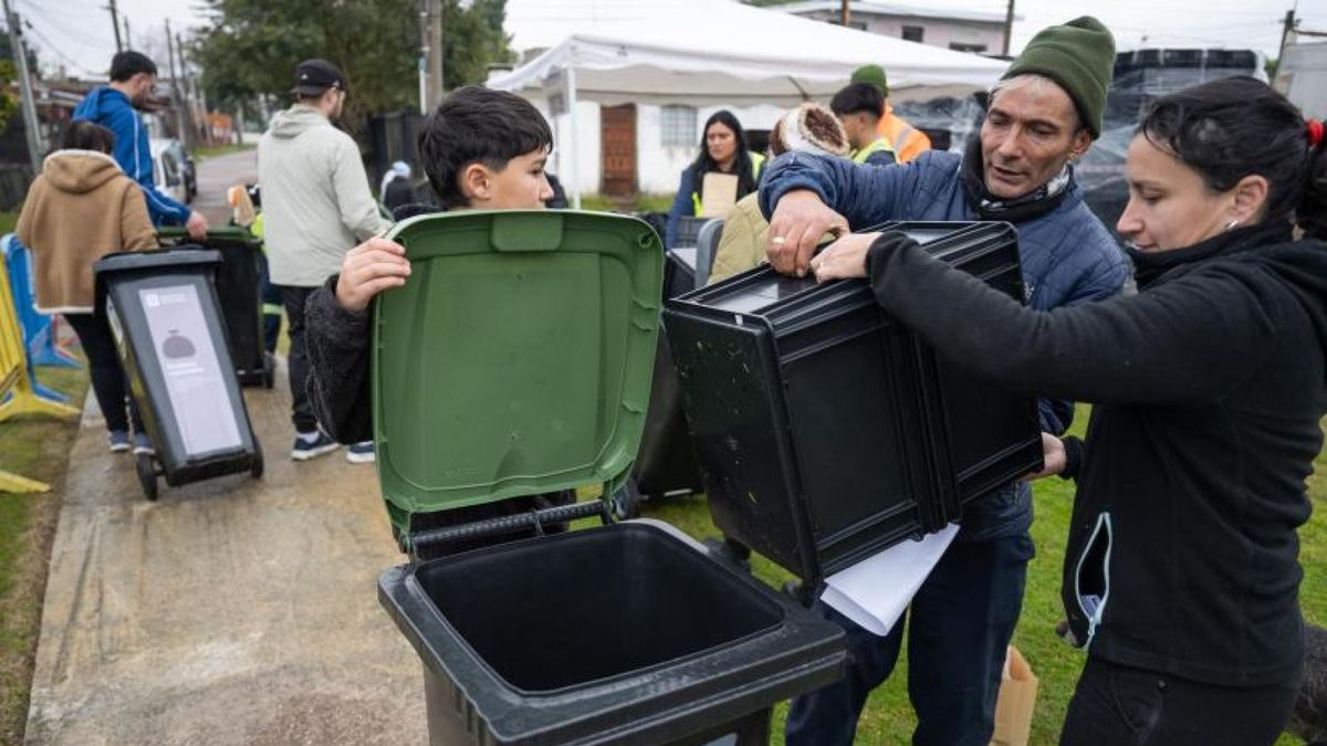 Entrega de contenedores y composteras a más de 300 familias de Parque Guaraní