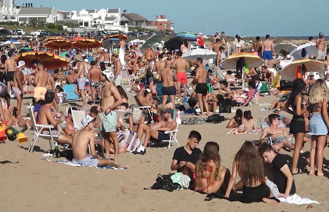 turistas-playas-verano-2020.jpg