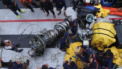 buzo muere al intentar recuperar cuerpos de accidente aereo en indonesia