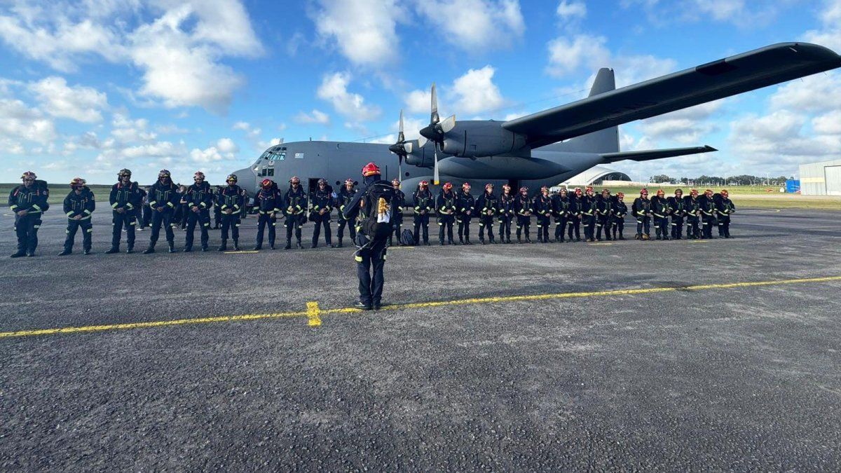 Llegaron a Montevideo los 31 bomberos que ayudaron a combatir incendios en Chile