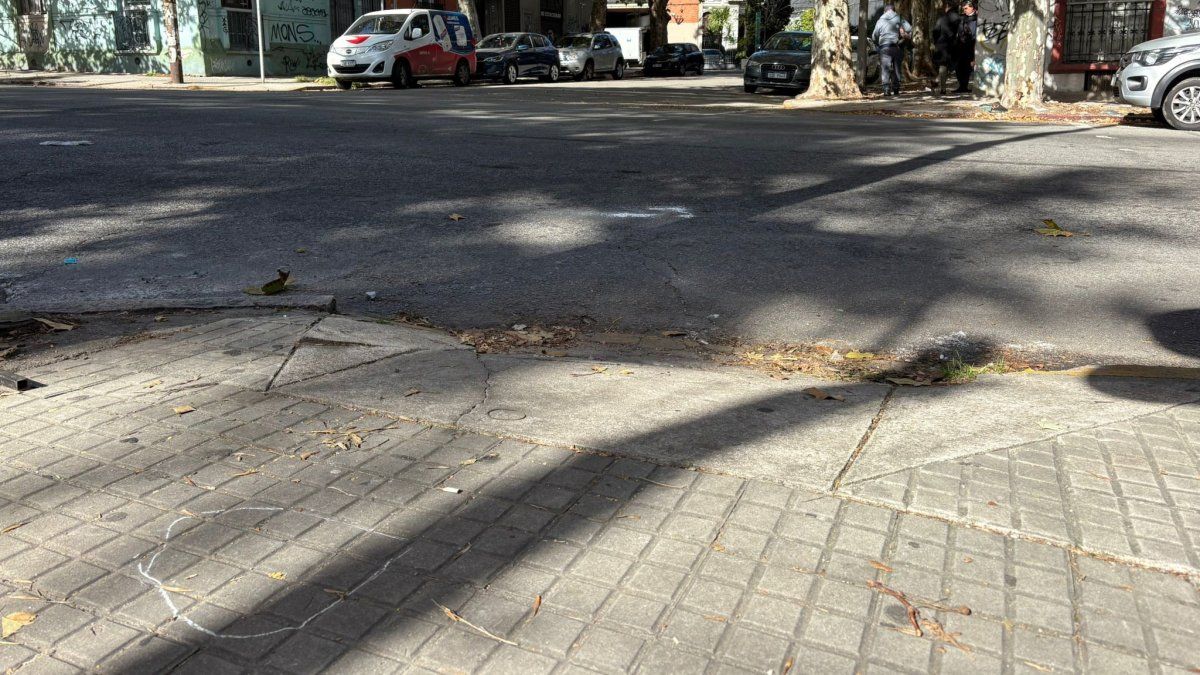 Dos detenidos en allanamiento por homicidio en el barrio Tres Cruces: hay un arma y pasta base incautada