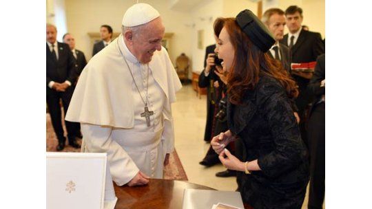 CFK se esguinzó el tobillo y llegó tarde a almuerzo con el Papa