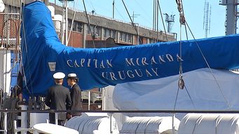 zarpo el capitan miranda con ceremonia en el puerto de montevideo y el saludo de las familias de los tripulantes