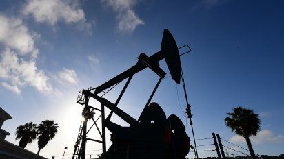 precio del petroleo en caida por aumento de casos de covid-19 en ee.uu. y china