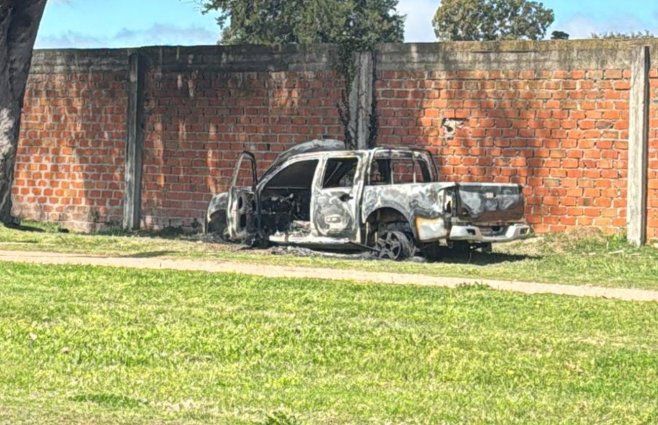 Foto: Subrayado. Camioneta con caja, incendiada, hallada en la zona del barrio 40 Semanas.