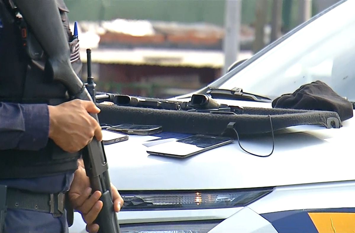 Persecución terminó con un policía detenido por llevar un arma requerida por hurto