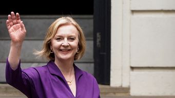Liz Truss reemplaza a Boris Johnson al frente del gobierno británico.